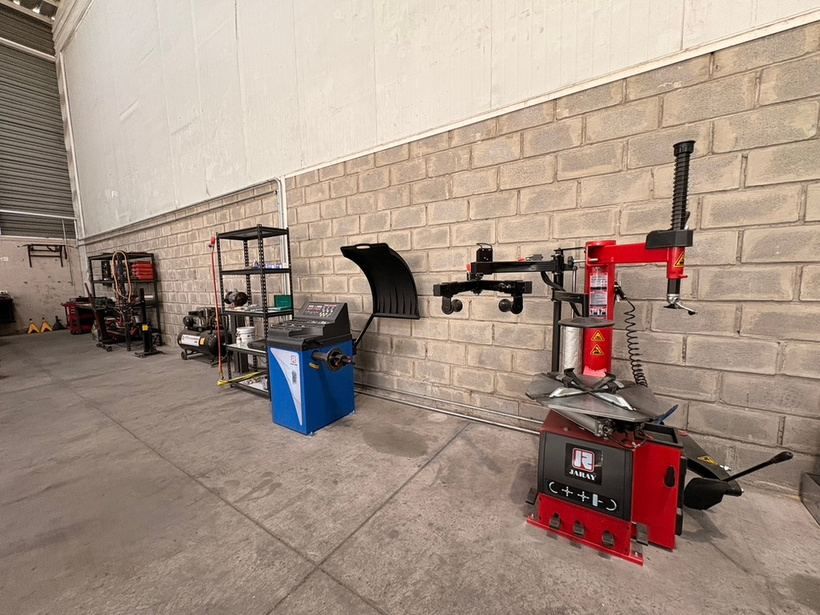 Sala de espera para clientes del servicio técnico automotriz Fourtech en Quilicura